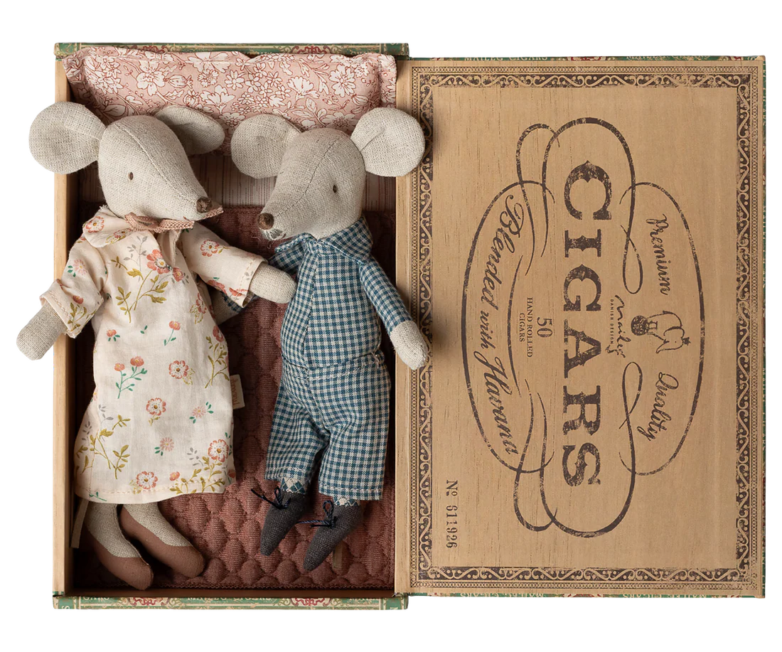 GRANDMA AND GRANDPA MICE IN CIGARBOX 17-6303-00